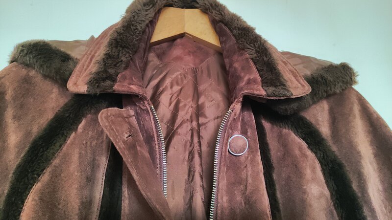 Vand haina din piele intoarsa cu gluga, pentru dame